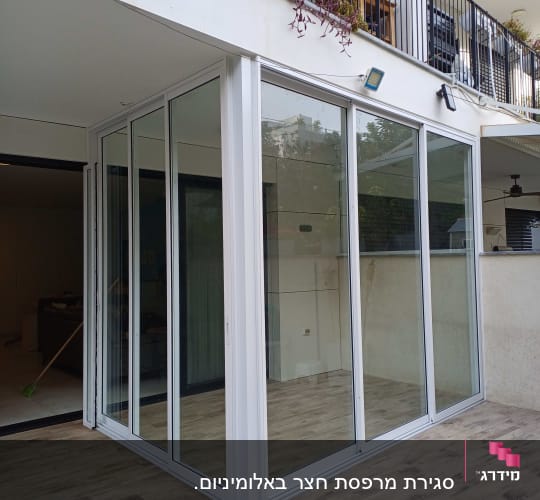 מבנה אלומיניום עם חלונות זכוכית במרפסת
